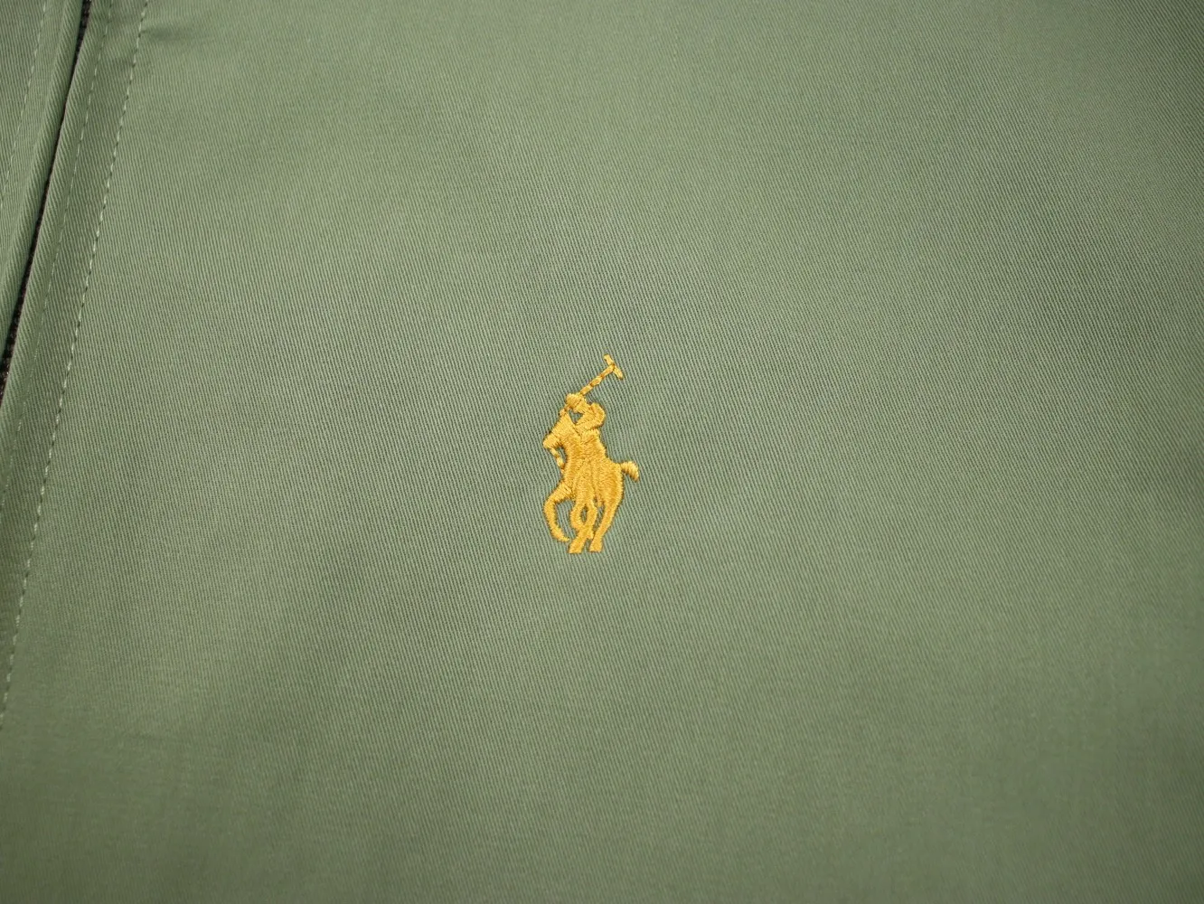 🅿️350 Ralph Lauren's new 2024 classic old money style stand collar executive zipper jacket 1️⃣Selected from high-quality original developed pure cotton fabrics, with customized plaid lining inside, the overall wear effect is very soft and comfortable, 2️⃣The workmanship details are perfectly controlled, the chest is exquisitely embroidered with small logos, and the dropped shoulders are made of unique splicing technology to highlight your personality! The version is simple but not simple! 3️⃣ Complete with tag accessories, unisex design, and a very versatile jacket for men and women! Color: black, navy, khaki, green Size: S, M, L, XL